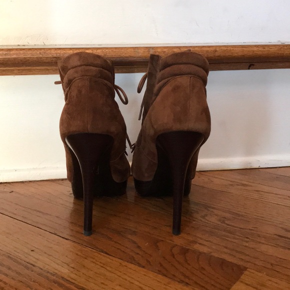 High heel suede bootie, lace up with kilt. - Picture 4 of 5